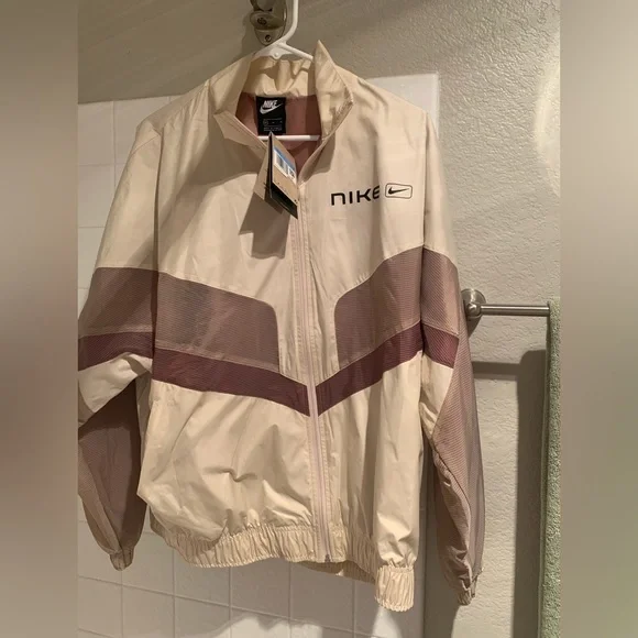 Brand new with tags women’s Nike Windbreaker Size M - Picture 1 of 4